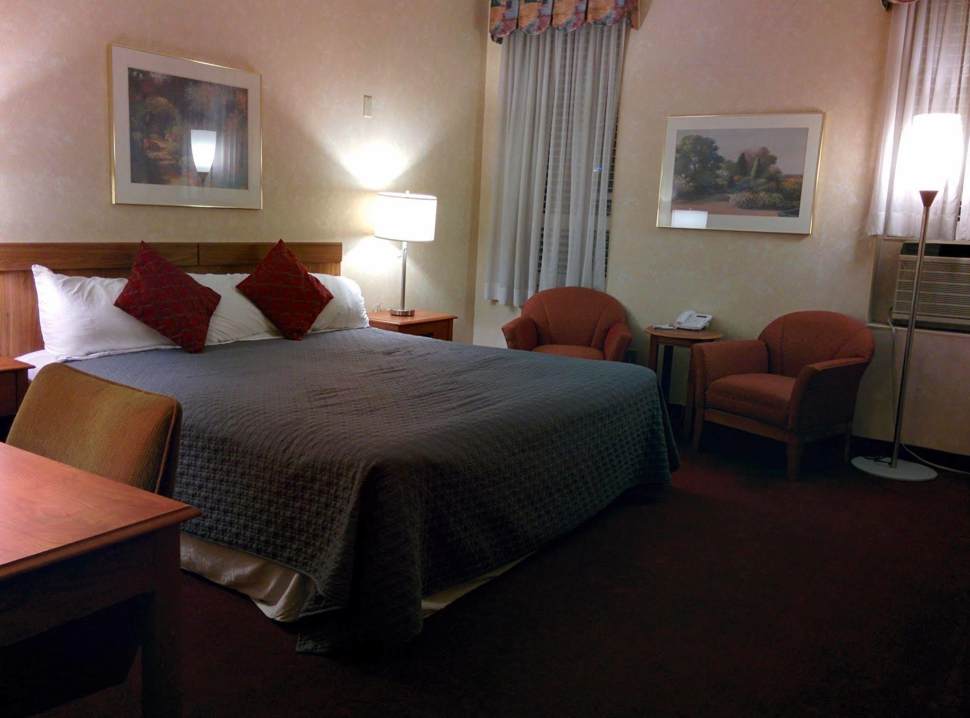 Royal Inn And Suites At Гуэлф Экстерьер фото