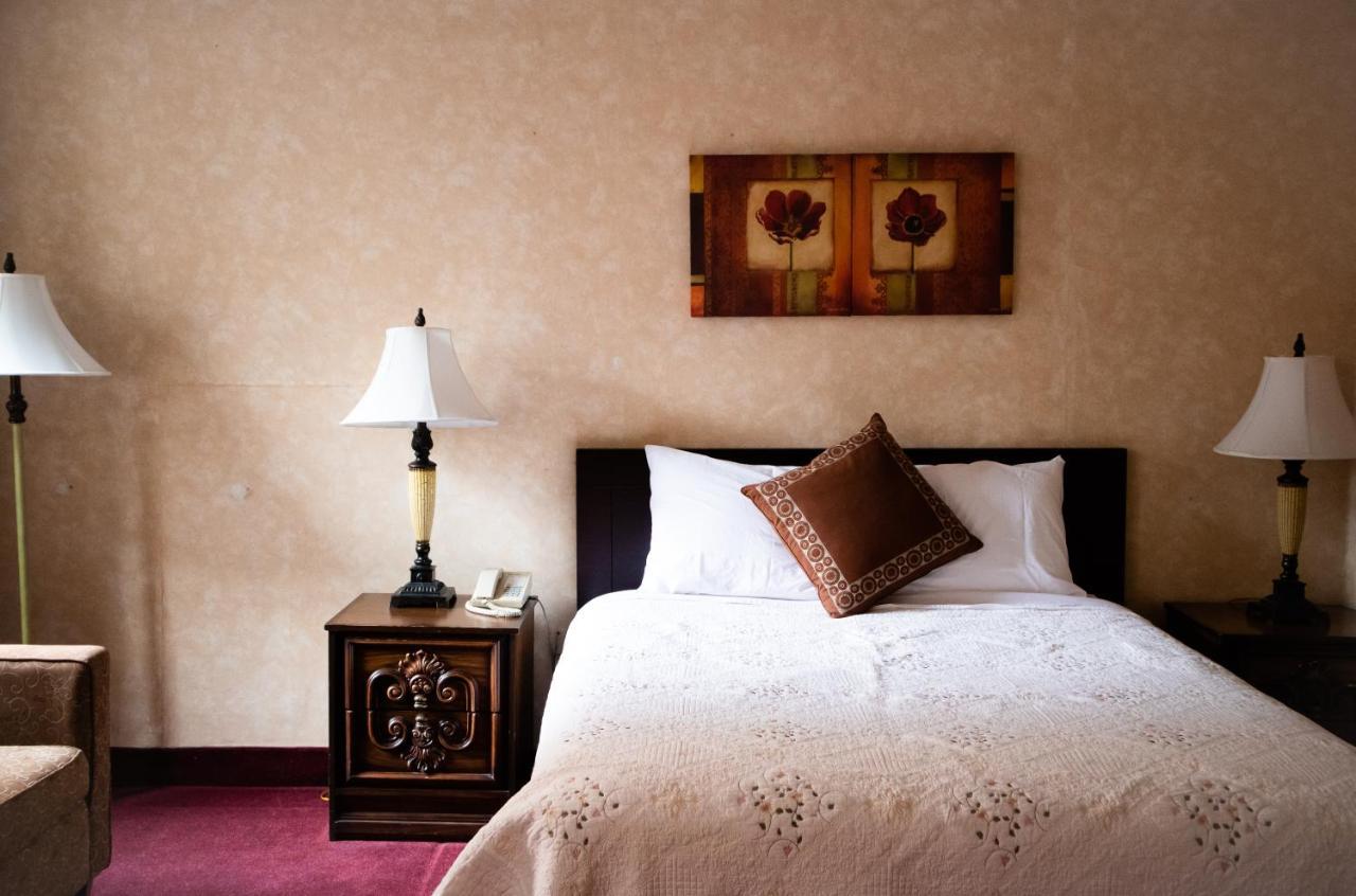 Royal Inn And Suites At Гуэлф Экстерьер фото